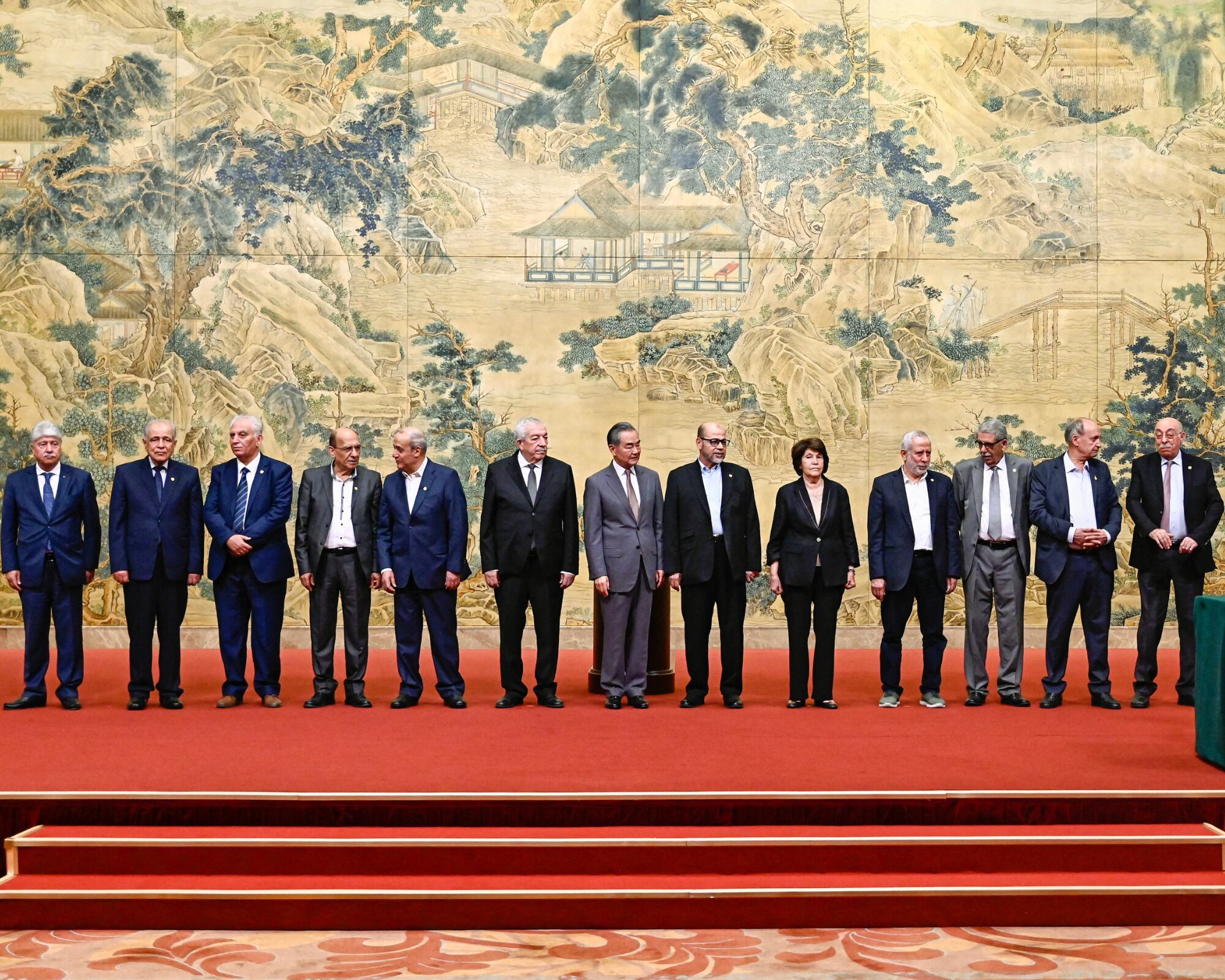 Representantes de los 14 grupos palestinos que firmaron un acuerdo para establecer un gobierno de transición.
(Foto: Getty / Caracol Radio)