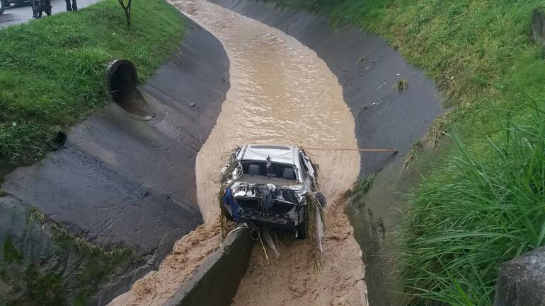 Así quedó este vehículo al ser arrastrado por una corriente en el sur de Medellín. 
