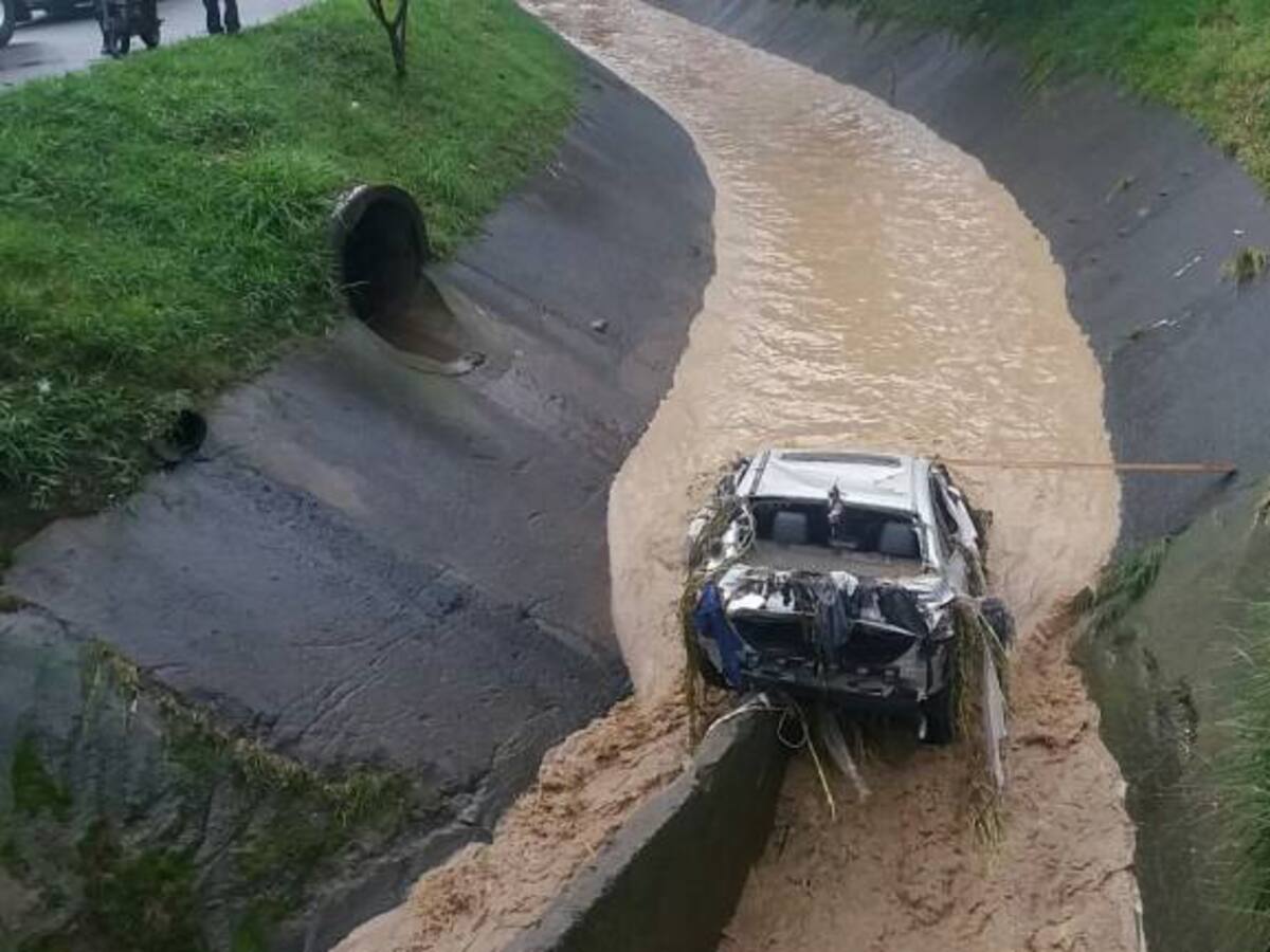 Carros atrapados en quebradas e inundaciones en casas dejó la lluvia en Medellín