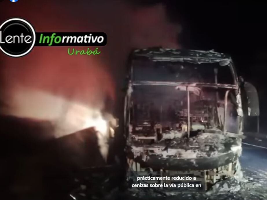 Bus quemado en Dabeiba- Foto tomada de Lente Informativo Urabá