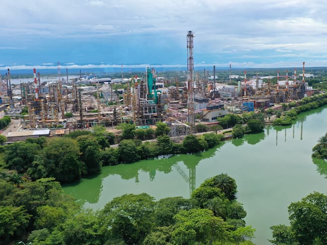 Vista aérea de una refinería de petróleo a orillas del río Magdalena en la ciudad de Barrancabermeja (Getty Images)