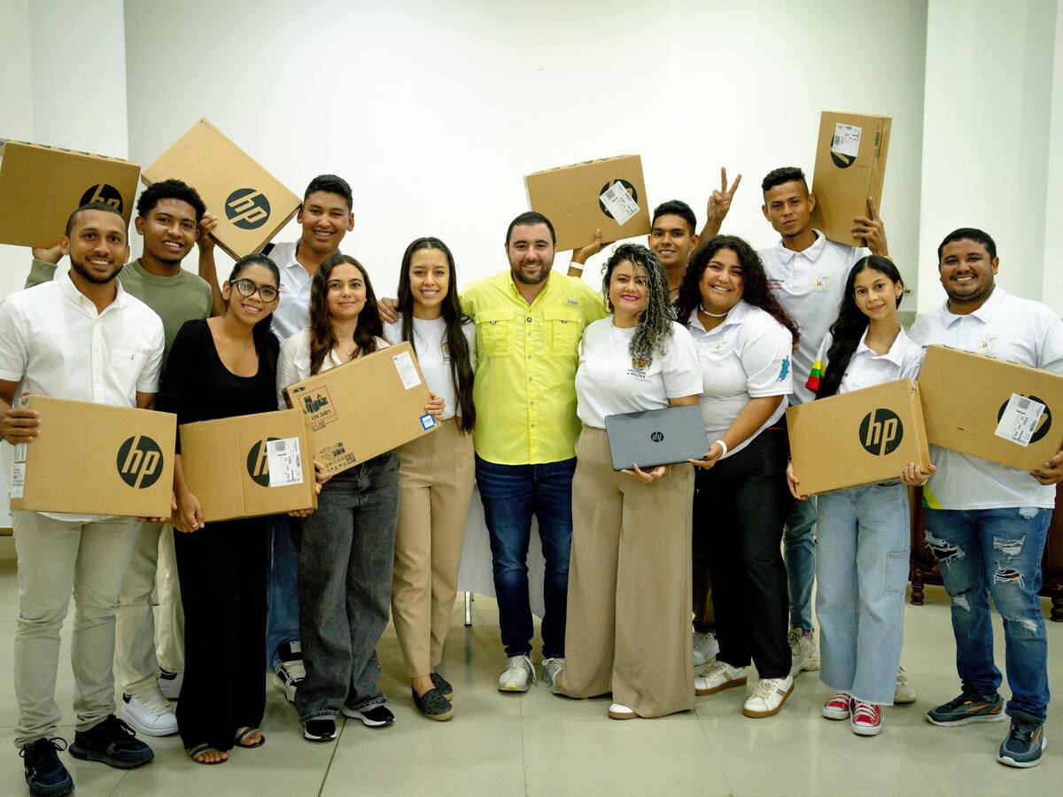 Gobernador Yamil Arana entregó computadores al Subsistema Departamental de Juventudes