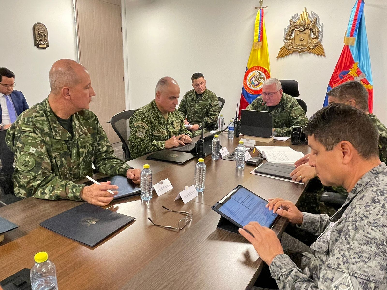 General Helder Giraldo con altos mandos en Bogotá. Cortesía: Fuerzas Militares.