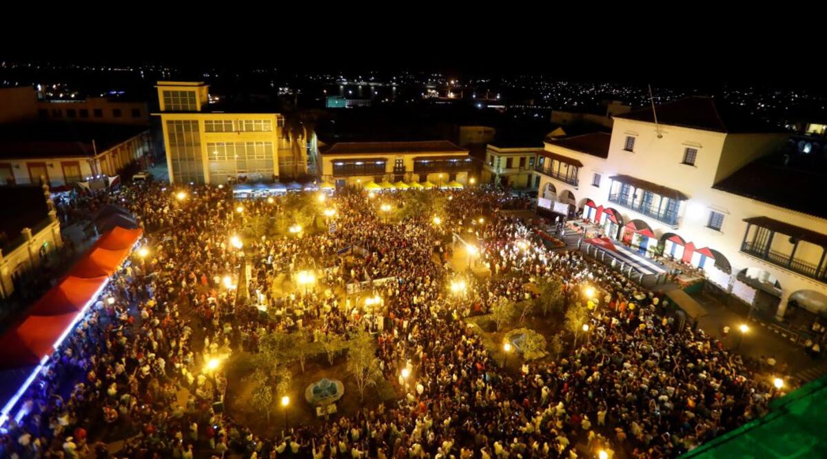 Residentes festejan con música una gran feria y lanzamiento de fuegos artificiales, el pasado 31 de diciembre del 2018, en la ciudad de Santiago de Cuba