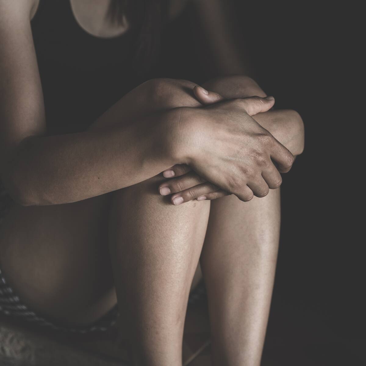 Francia envía a prisión a hombre que habría cometido 89 violaciones a menores en 9 países