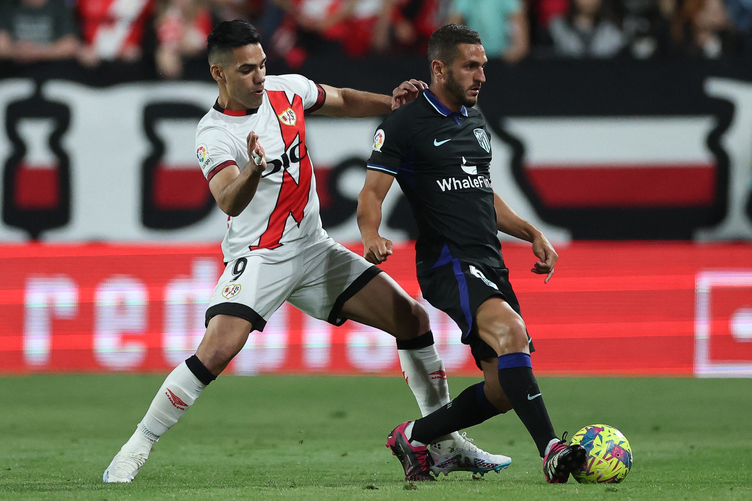 Radamel Falcao García y Koke durante el duelo entre Rayo Vallecano y Atlético de Madrid. (Photo by Pierre-Philippe MARCOU / AFP) (Photo by PIERRE-PHILIPPE MARCOU/AFP via Getty Images)