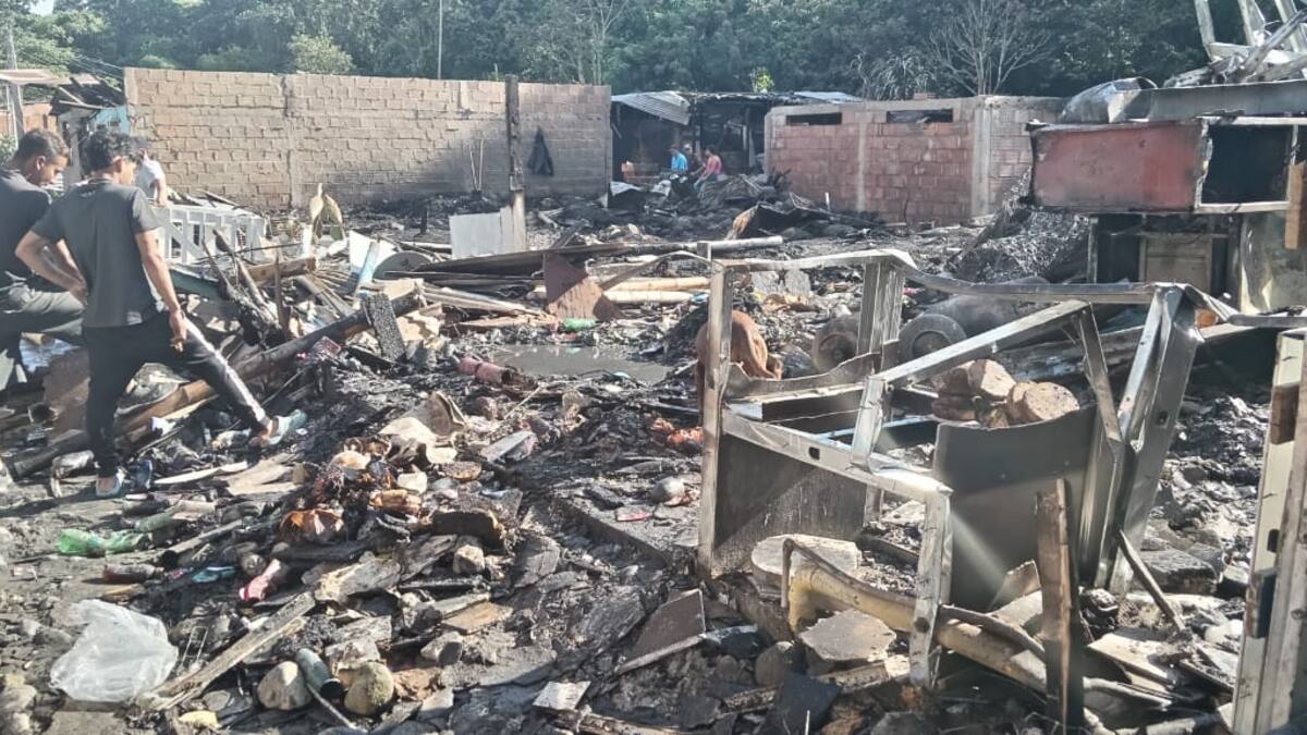 Autoridades de Risaralda se unieron a la entrega de ayudas a damnificados del Rocío Bajo