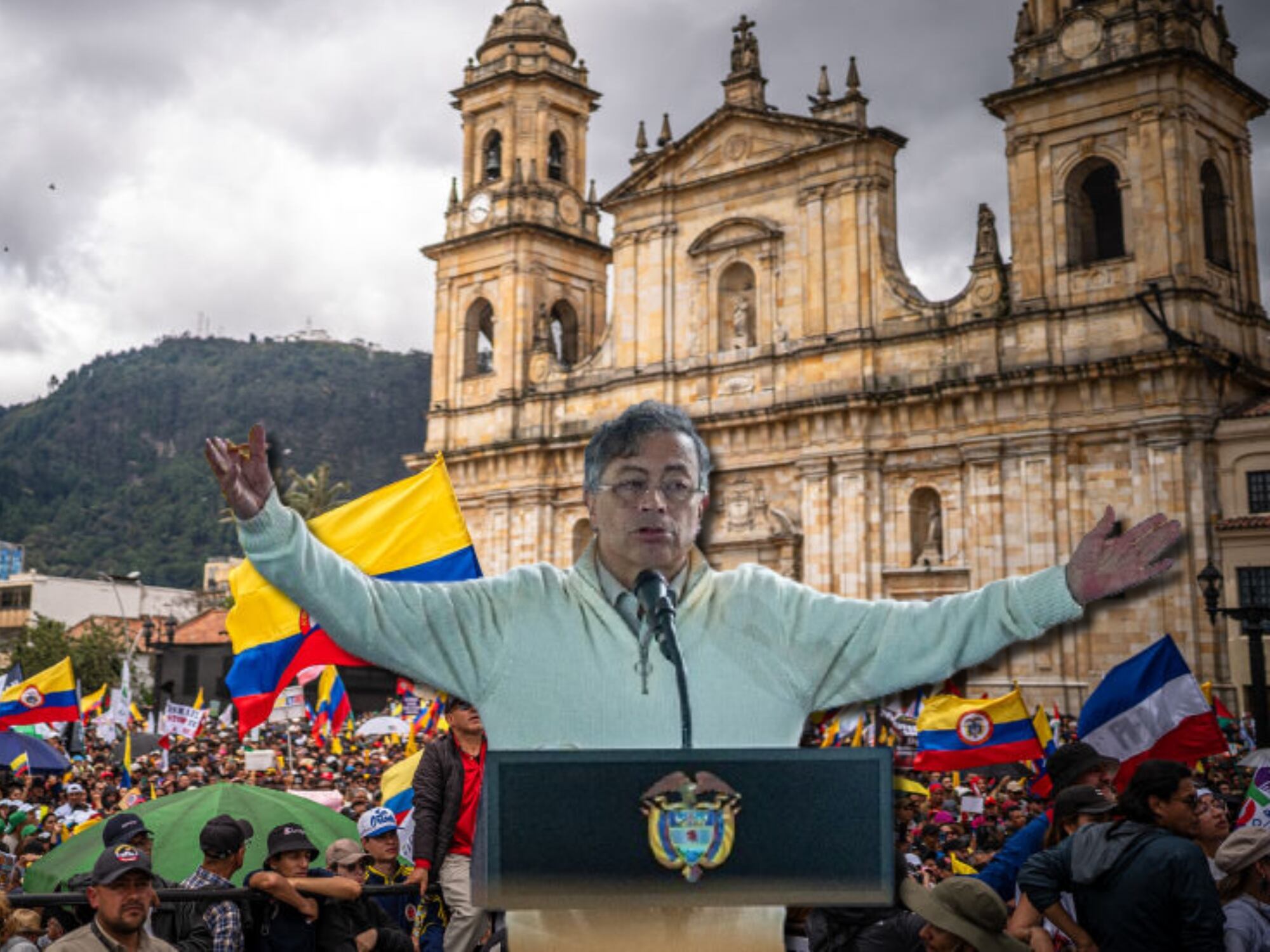 Gustavo Petro, presidente de Colombia, y de fondo la Plaza de Bolívar, en Bogotá. Fotos: Getty Images.