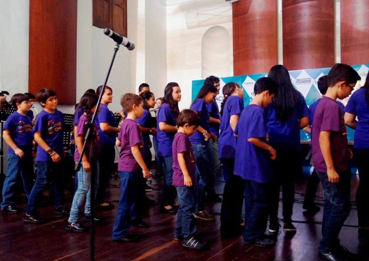Niños de Batuta y Mochila Cantora ayudaron a Juanes a preparar una versión Torbellino de Odio por Amor para presentar en su concierto en Bucaramanga.
