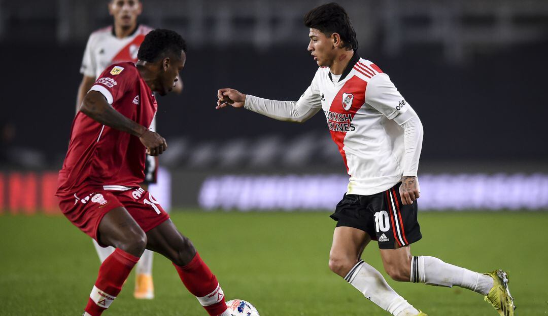 Jorge Carrascal domina el balón ante el asedio de un hombre de Huracán.