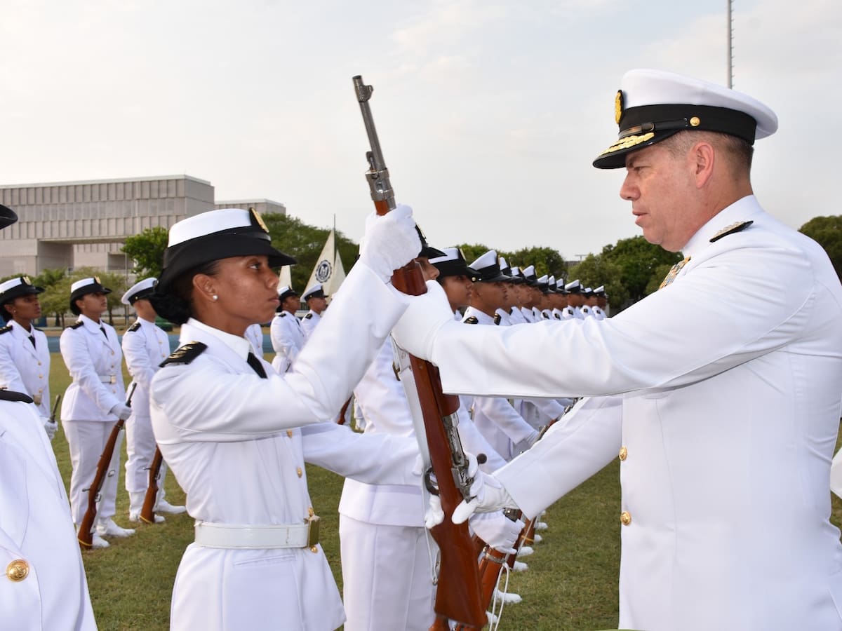 Primeras mujeres cadetes de infantería juraron bandera y recibieron armas en la ENAP de Cartagena