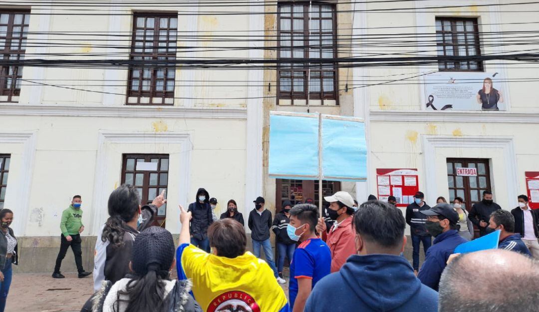 Con huevos atacaron la Alcaldía de Soacha por el alza al impuesto predial