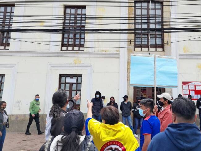 Con huevos atacaron la Alcaldía de Soacha por el alza al impuesto predial