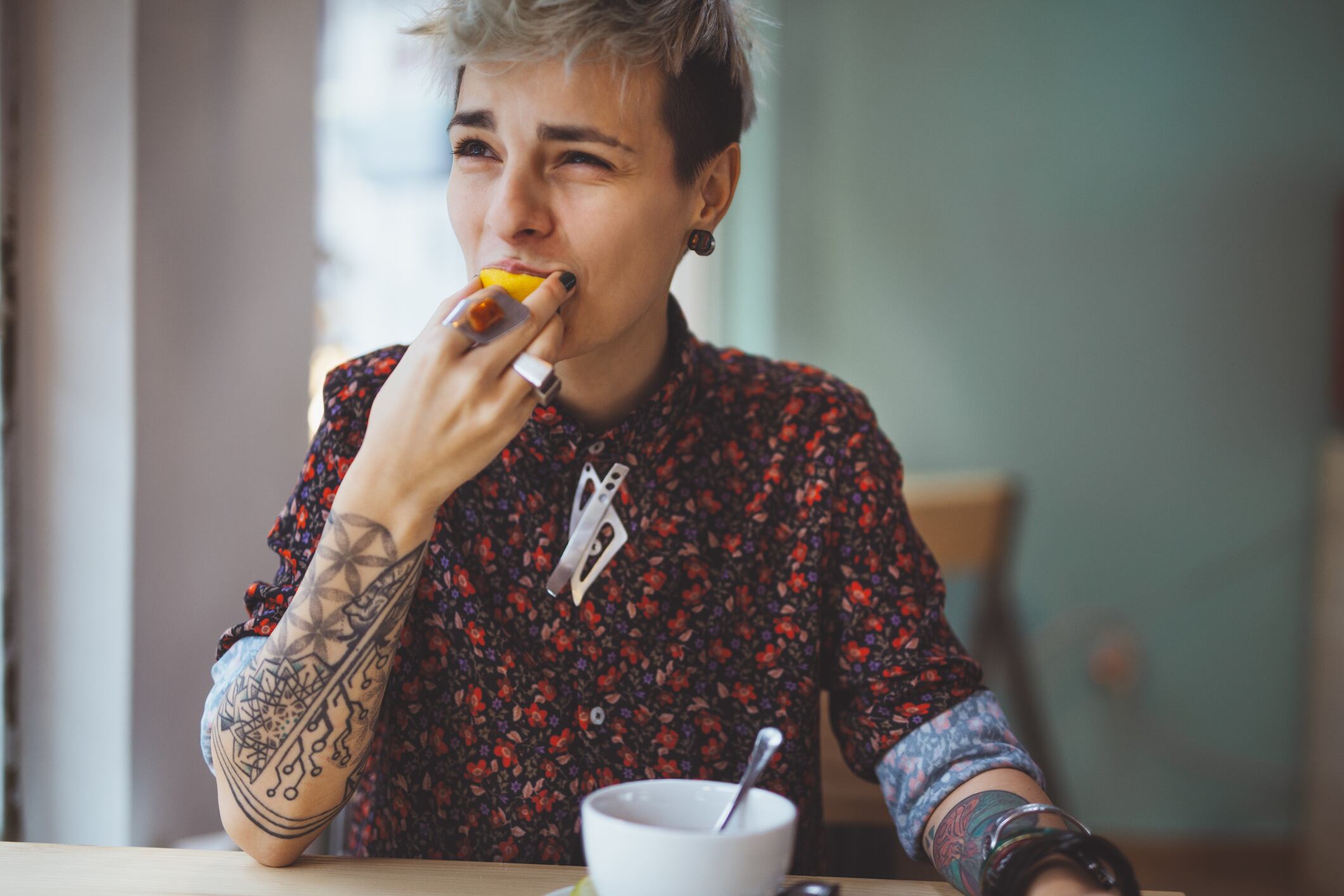 Joven comiendo limón // imagen de referencia Getty Images