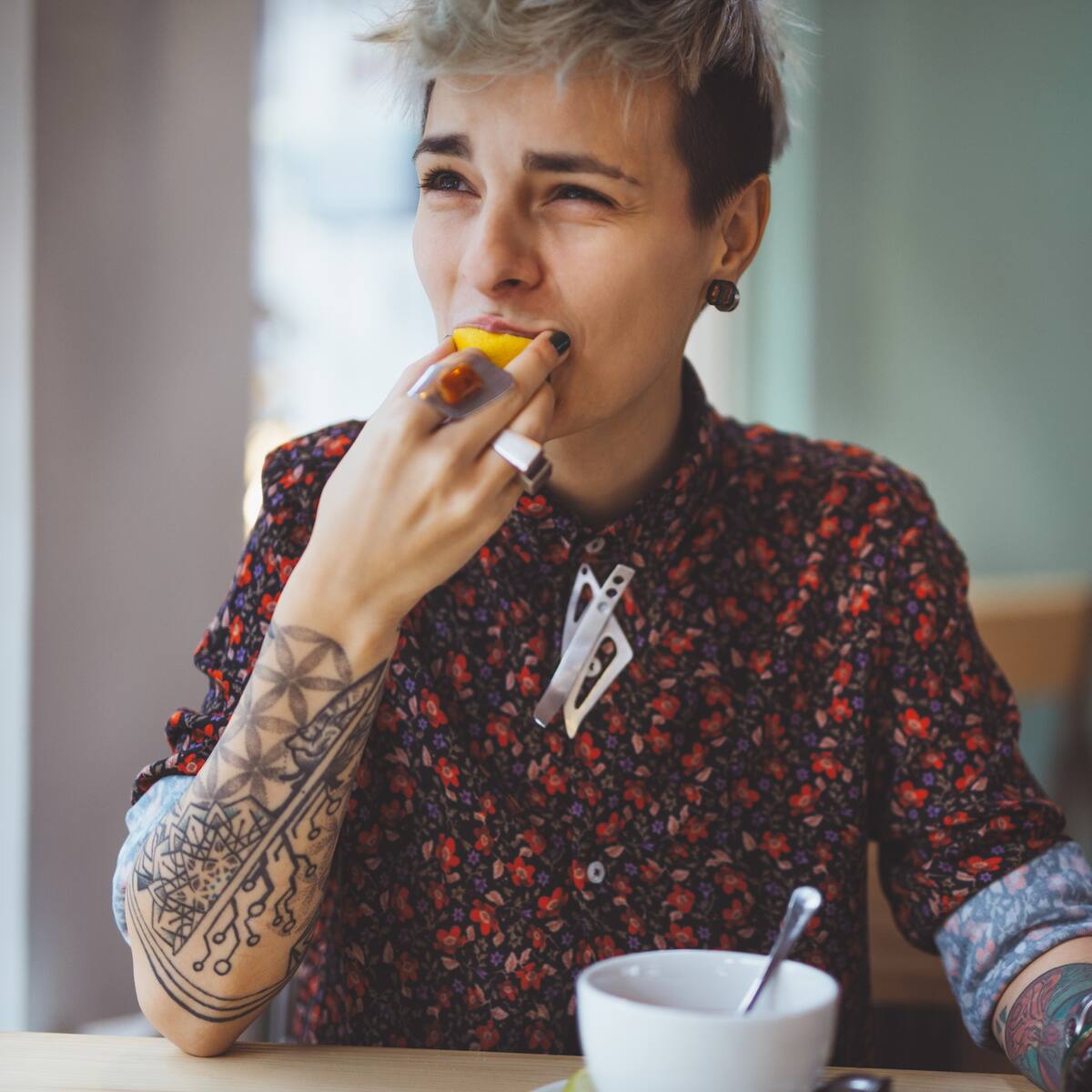 ¿Le gusta mucho el limón? Esto podría hacerle a sus dientes si lo consume a diario