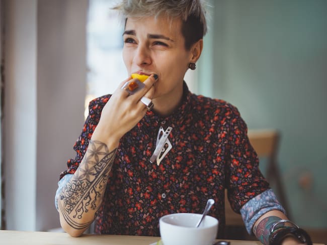 Joven comiendo limón // imagen de referencia Getty Images