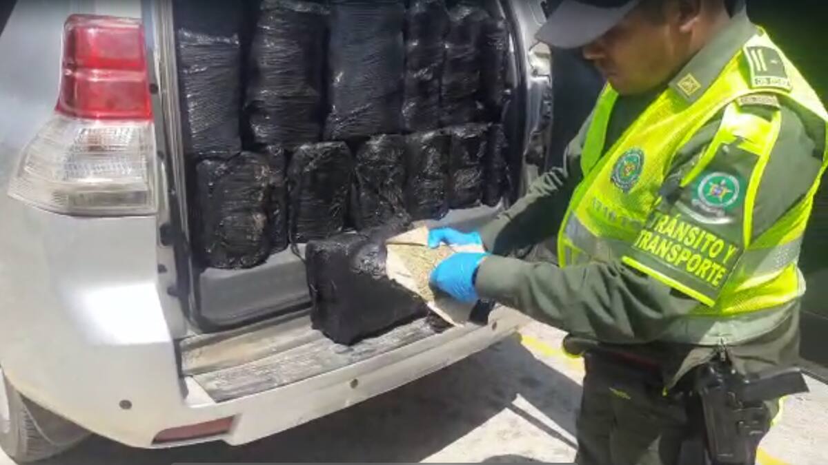 Cae camioneta robada cargada de marihuana en Roldanillo