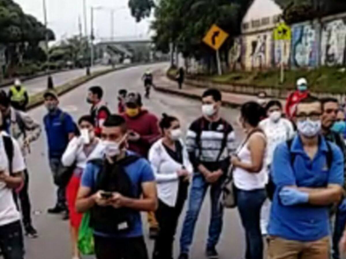 VIDEO: Usuarios de Metrolínea protestan