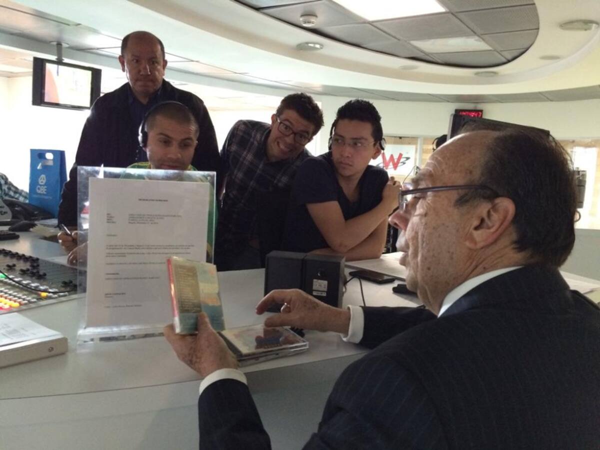 Tras dos décadas de estar inundando de humor a los colombianos, el admirado periodista se retira de La Luciérnaga, vea como desarrolla su último programa.