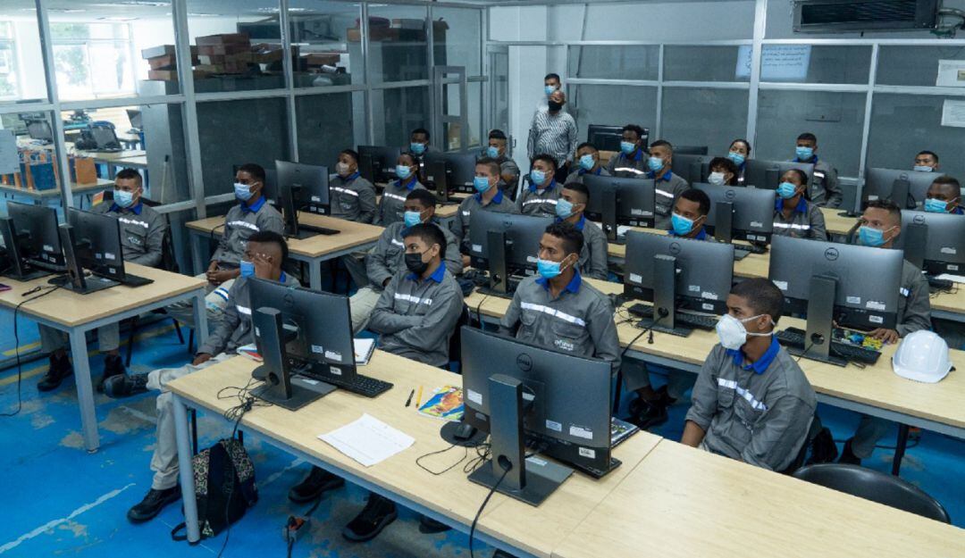 30 hombres y mujeres entre 18 y 24 años conforman el primer grupo de beneficiados que reciben la formación de técnicos linieros