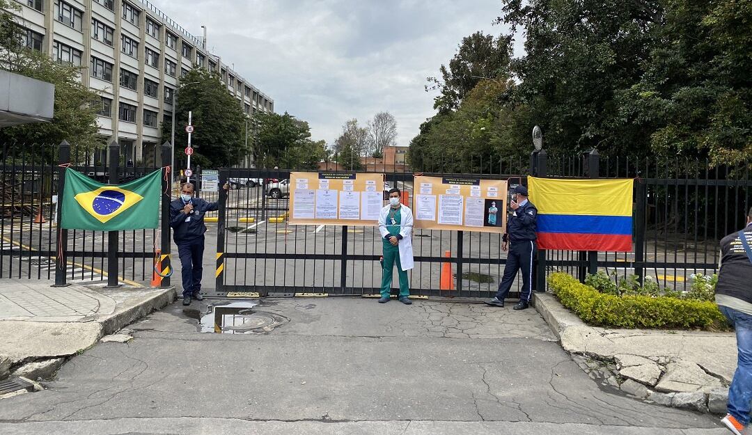 Médico encadenado en sede de MinEducación