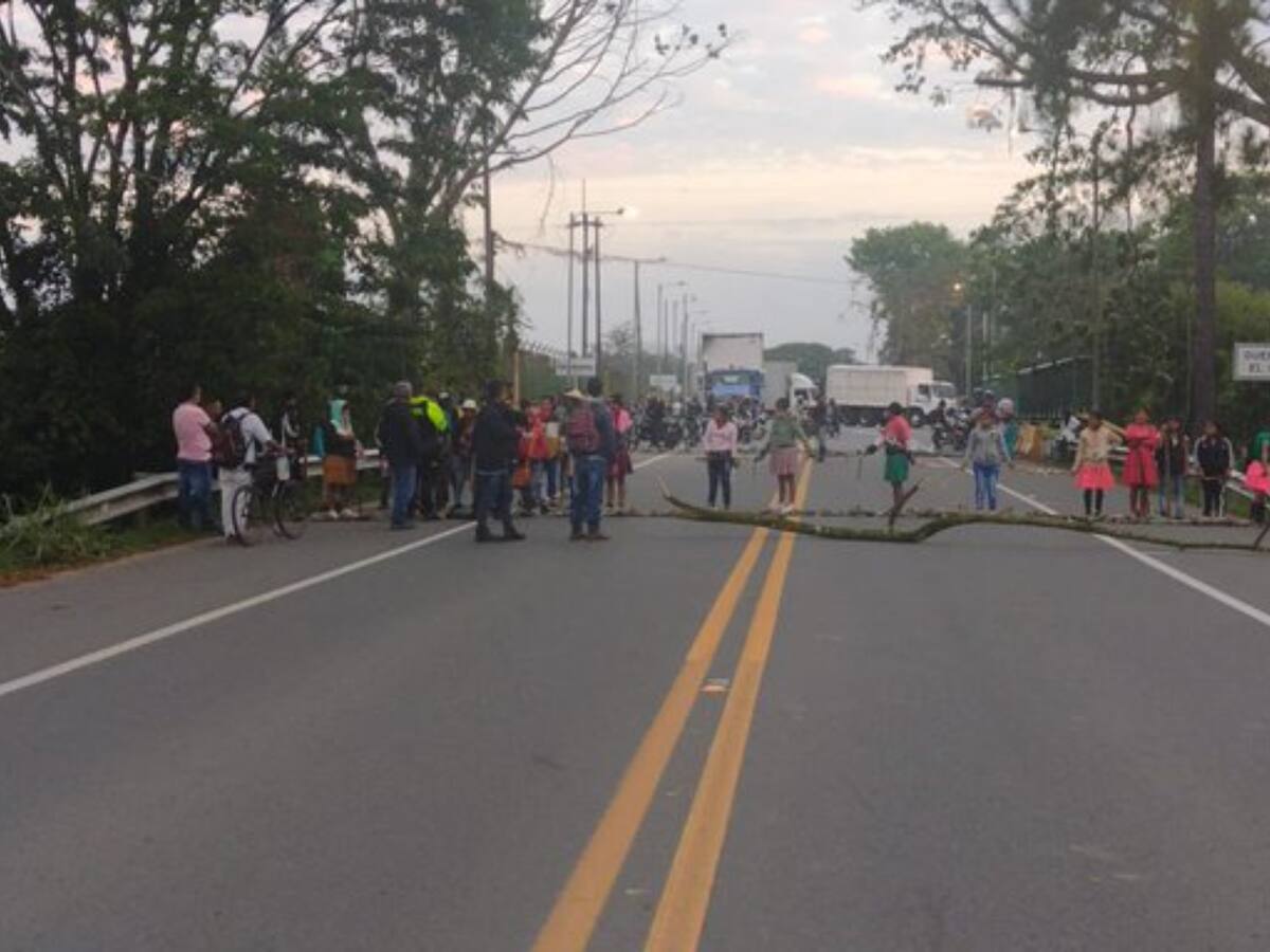 Indígenas y campesinos bloquean vía nacional tras ser desalojados