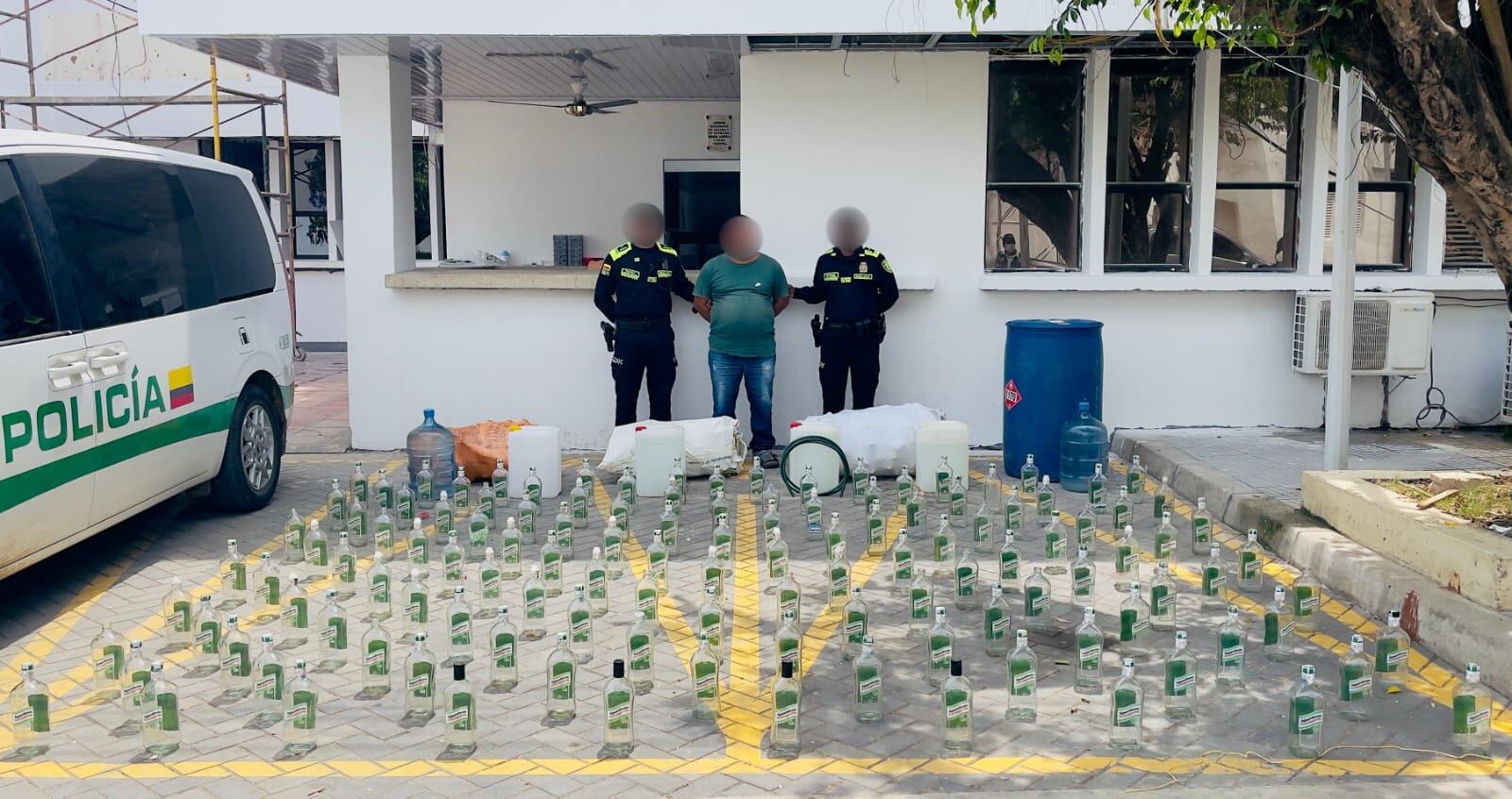 Incautan cerca de 300 botellas de licor adulterado en Lorica, Córdoba: un hombre fue capturado. Foto: Policía de Córdoba.