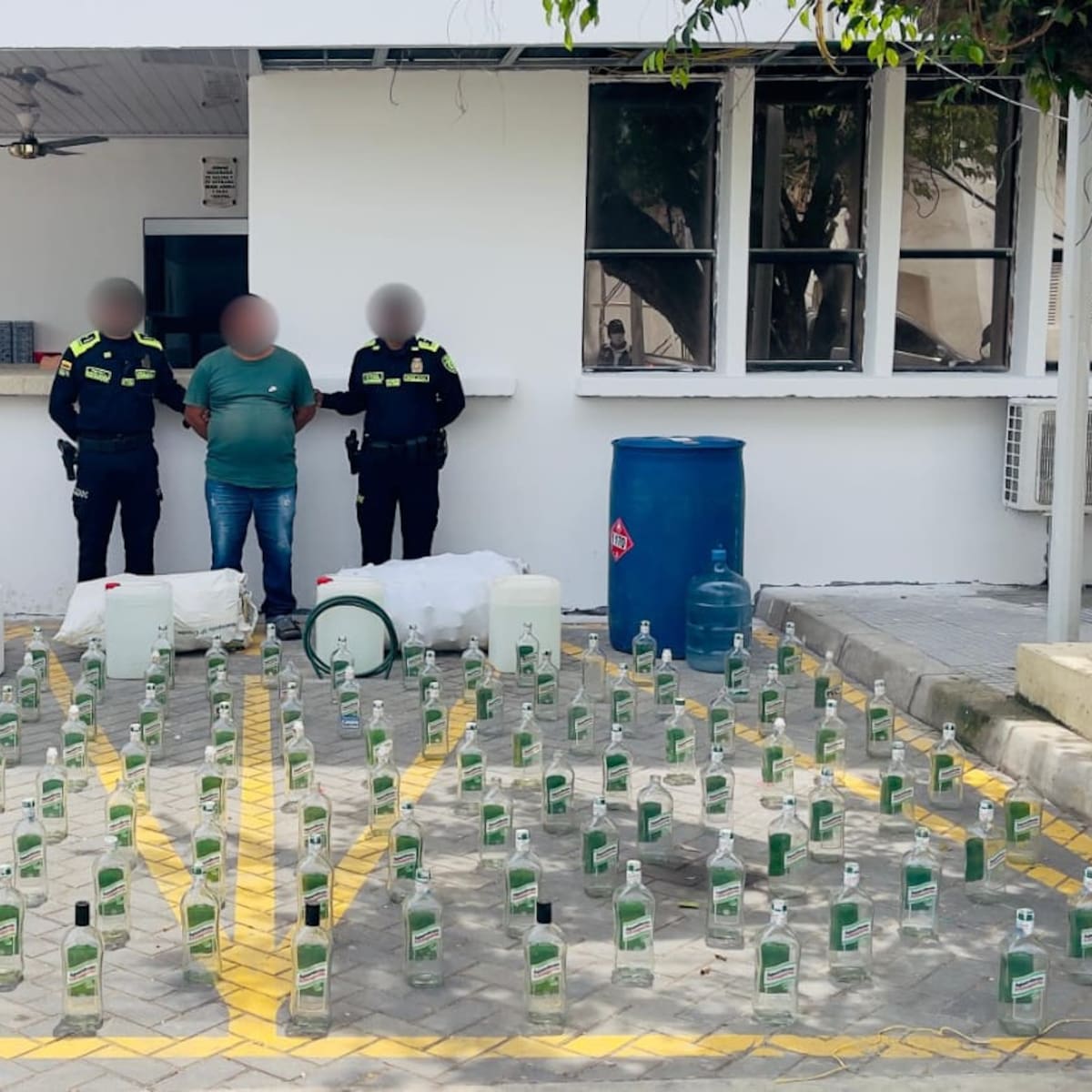 Incautan cerca de 300 botellas de licor adulterado en Lorica, Córdoba: un hombre fue capturado