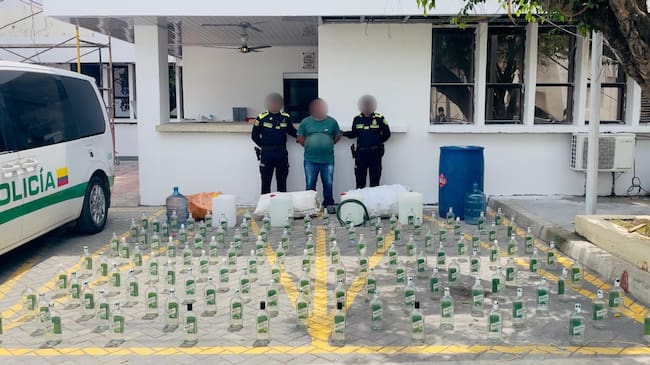 Incautan cerca de 300 botellas de licor adulterado en Lorica, Córdoba: un hombre fue capturado. Foto: Policía de Córdoba.