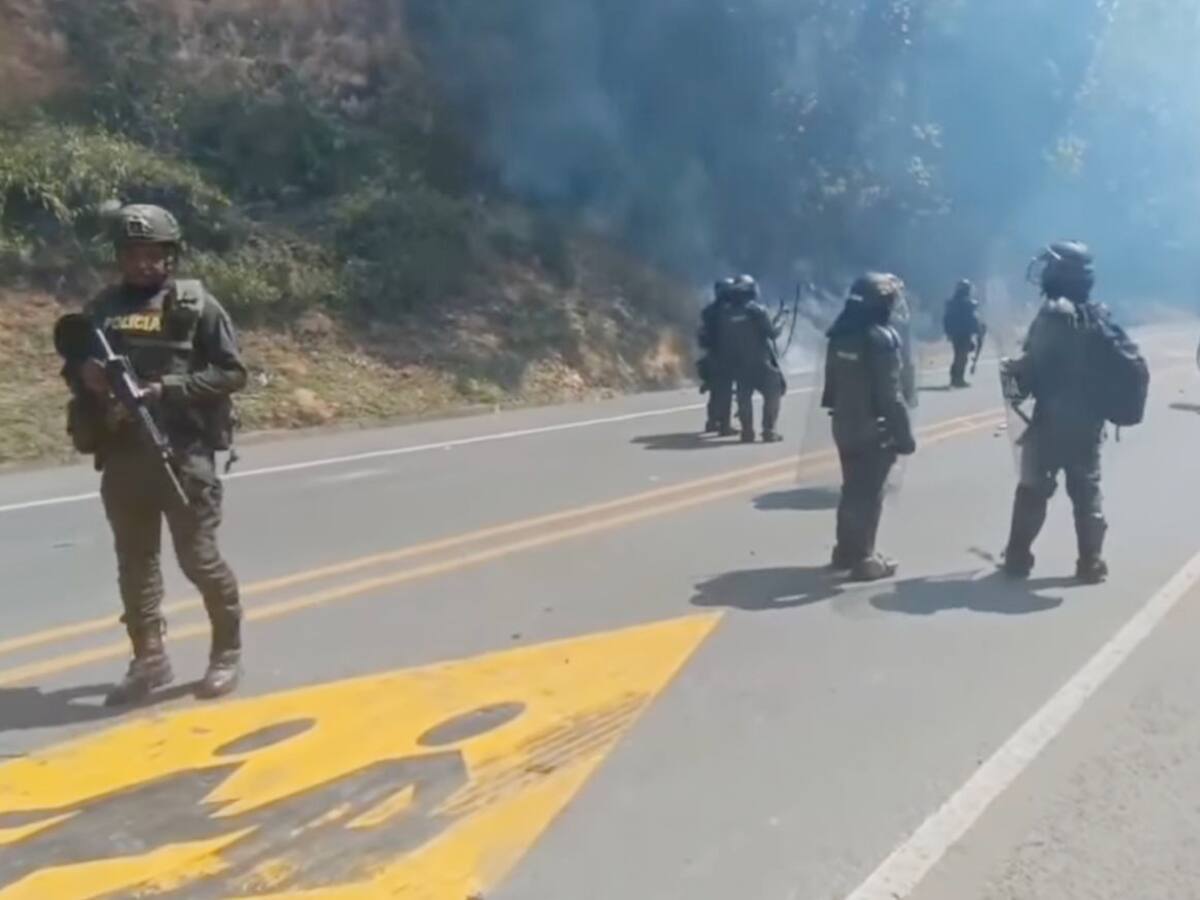 Explosión en la vía Panamericana en Cauca deja un muerto y tres policías heridos