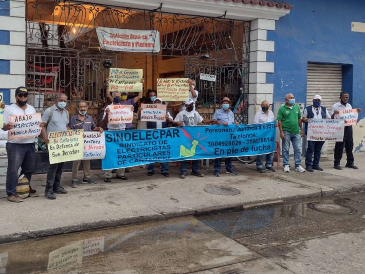 Electricistas se oponen a desalojo en Pasaje Dáger del Centro Histórico