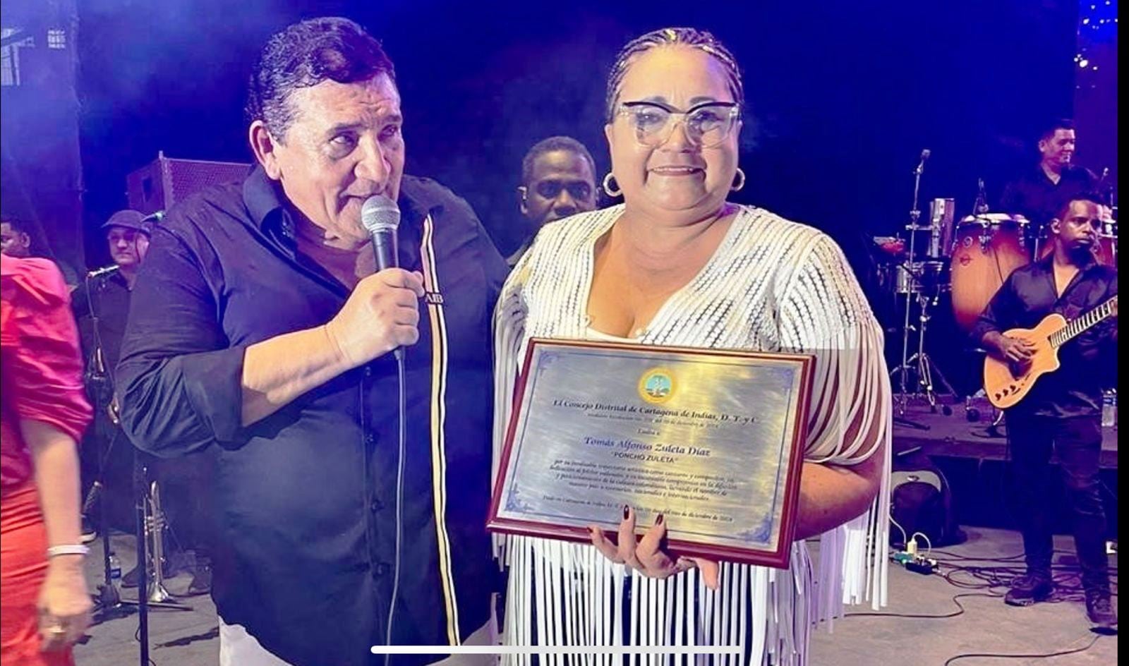 Polémica en Cartagena por Homenaje Político Durante Concierto de Poncho Zuleta en la Plaza de Toros