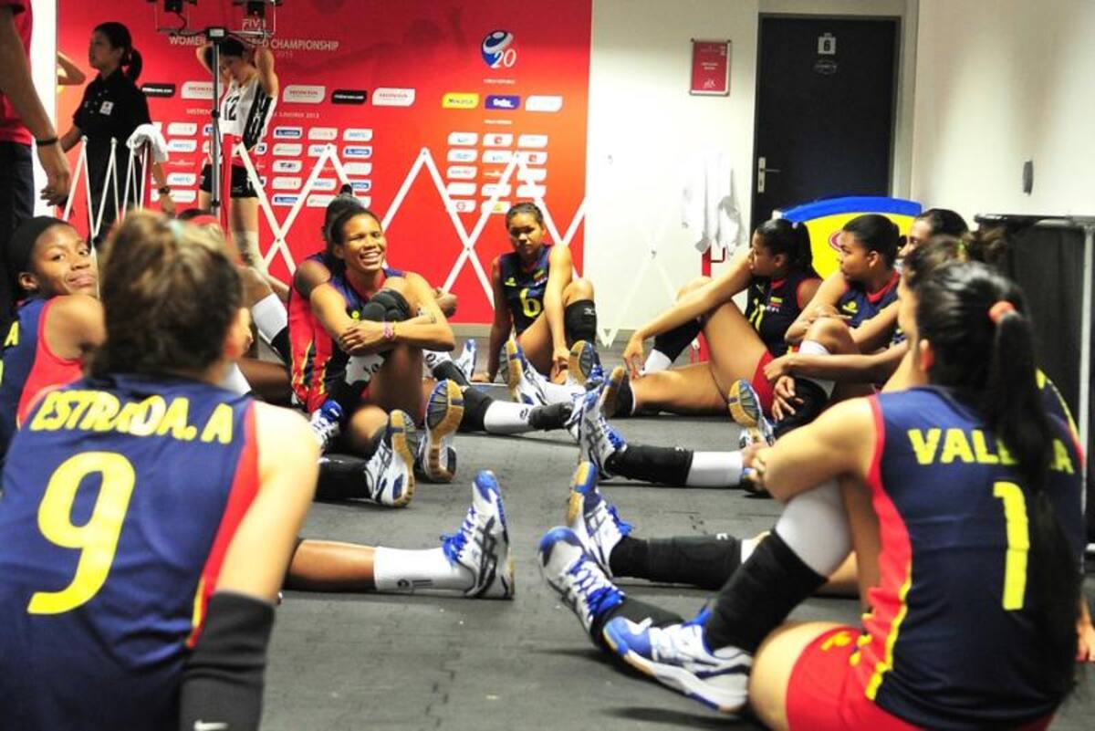 En las primeras presentaciones, Colombia ha perdido con Serbia 25-16, 25-17 y 25-20. y Japón 25-18, 25-16 y 25-17. Todavía debe enfrentar a Tailandia y cerrará con China.