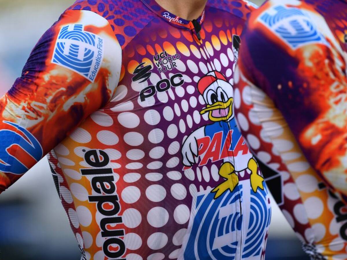 La UCI multa al EF Pro Cycling por su polémico uniforme en el Giro