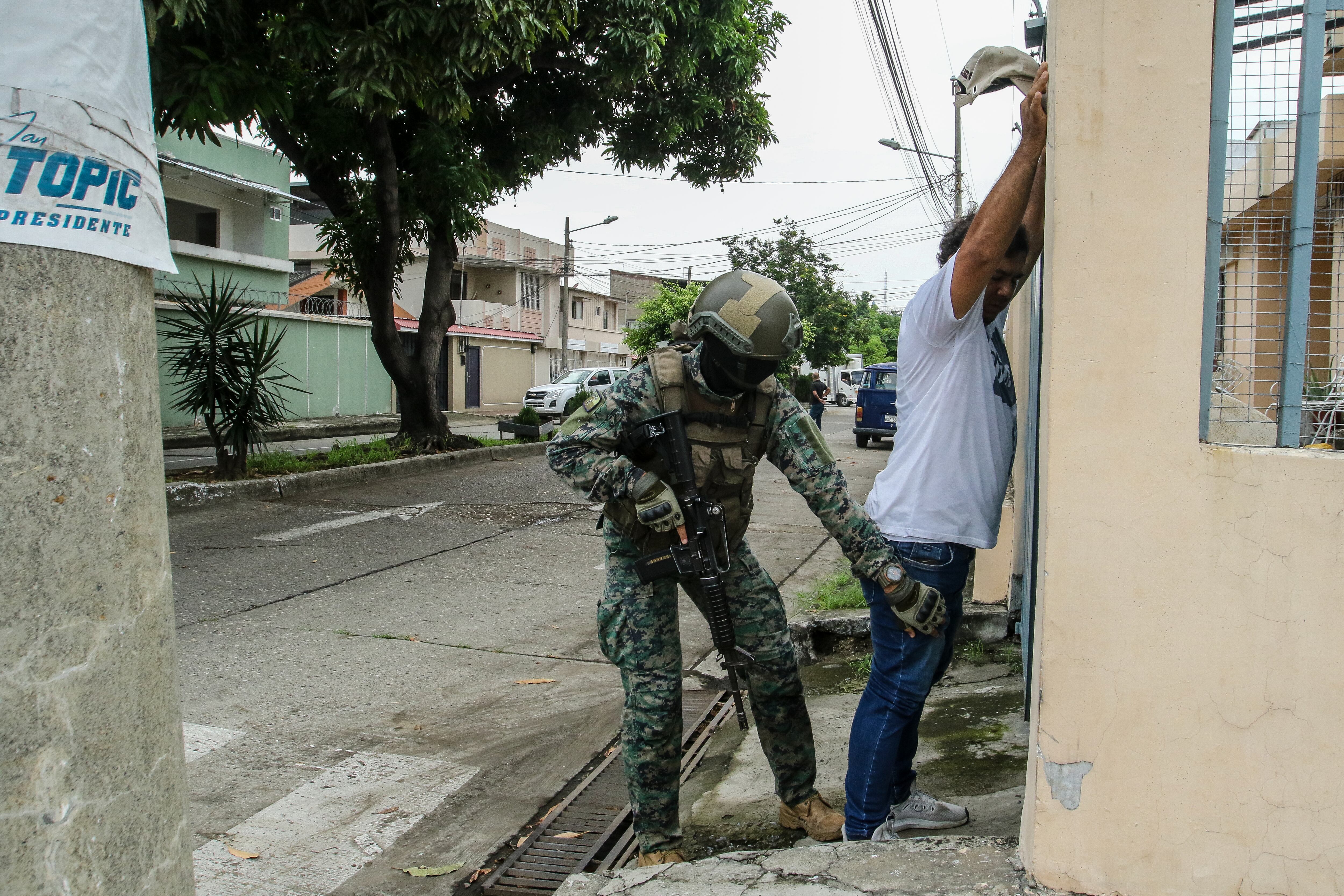 AME926. GUAYAQUIL (ECUADOR), 19/01/2024.- Operativo militar en los exteriores del Base Aerea de Guayaquil, tras la llegada de los familiares del líder criminal ecuatoriano José Adolfo Macías Villamar 'Fito', líder de la banda 'Los Choneros' aterrizaron hoy, en Guayaquil (Ecuador). Un fuerte dispositivo de seguridad con numerosos policías y militares se instaló este viernes en torno a la base aérea Simón Bolívar, de Guayaquil (Ecuador), para recibir al avión en el que fueron deportados desde Argentina los familiares del narcotraficante ecuatoriano José Adolfo Macías Villamar 'Fito', líder de la banda criminal 'Los Choneros'. EFE/Jonathan Miranda