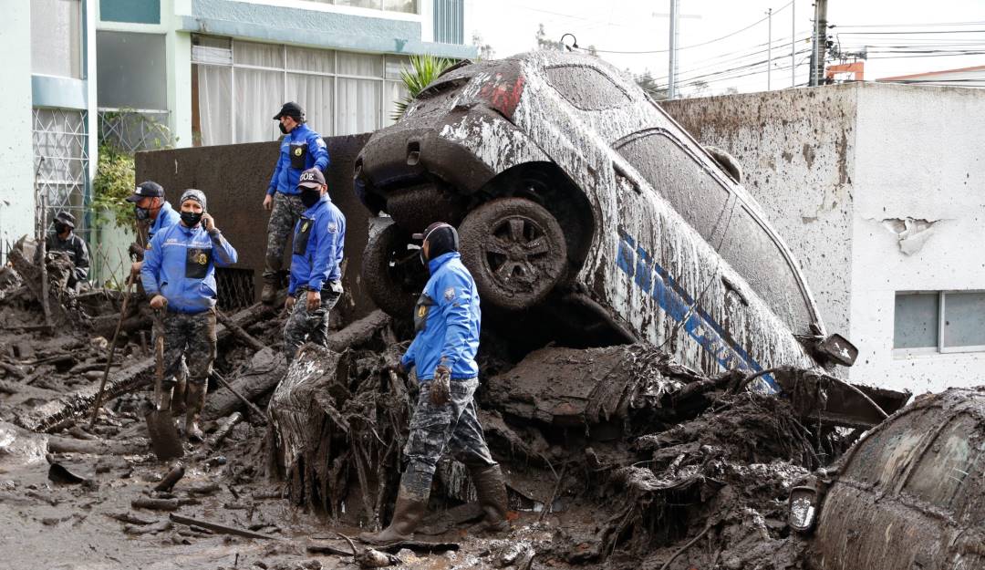 Socorristas trabajan en el área del derrumbe en Quito. Foto: Getty