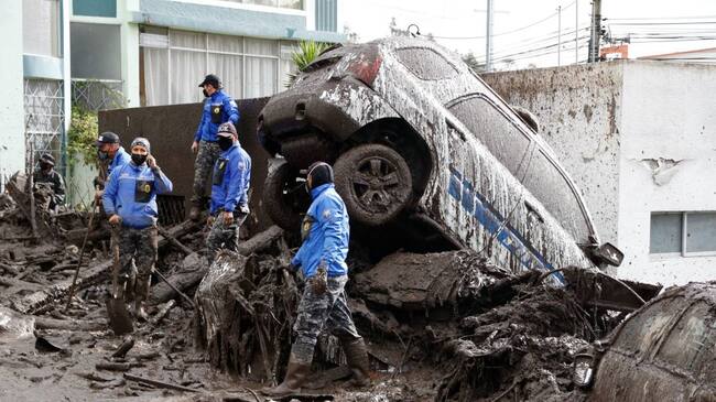Socorristas trabajan en el área del derrumbe en Quito. Foto: Getty