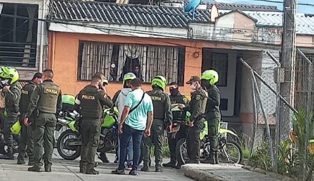 Policías a las afueras de la vivienda donde un delincuente resultó herido en intento de hurto en Armenia