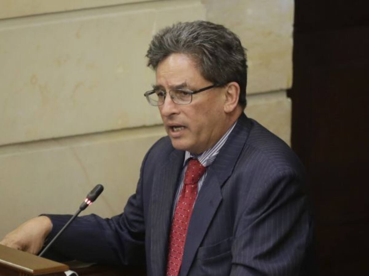 Piden a Fiscalía que llame a declarar a MinHacienda