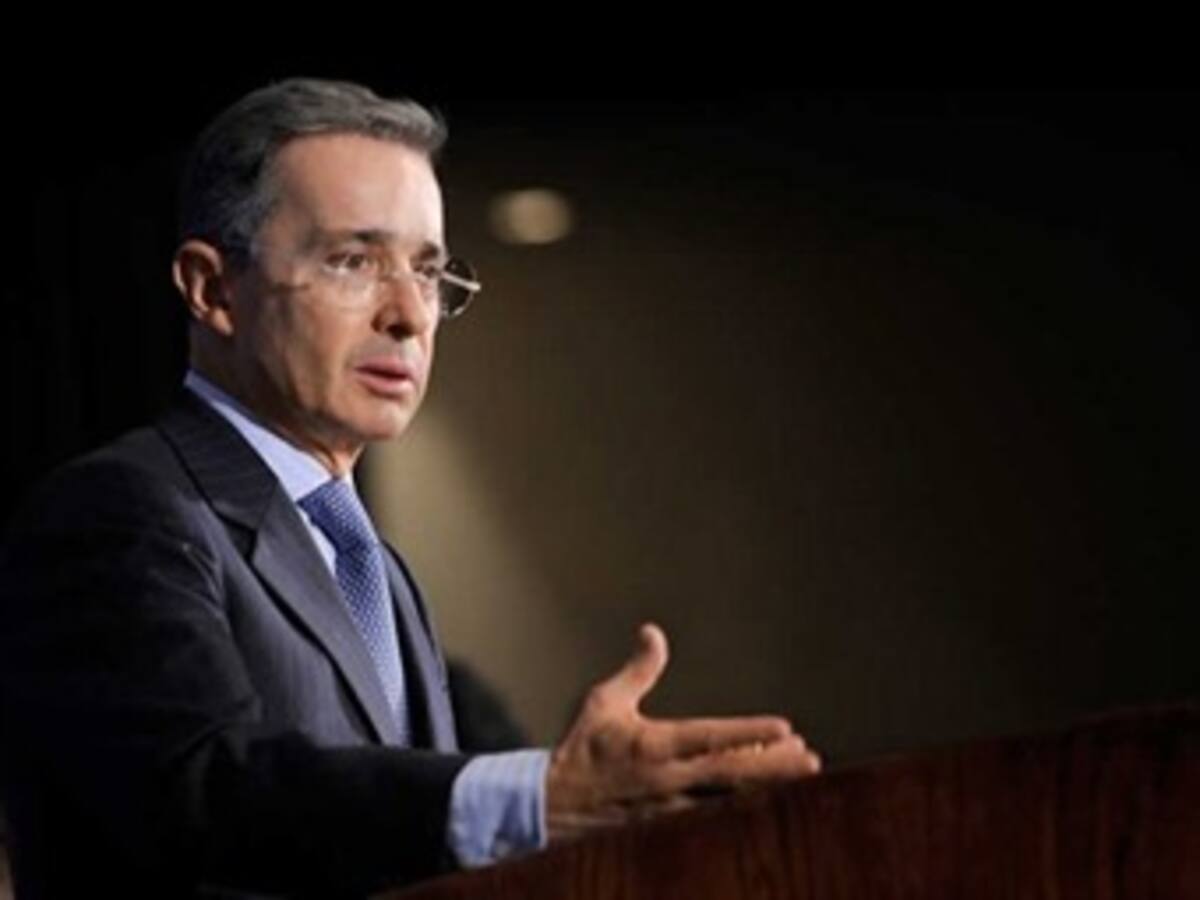 "El Gobierno está más interesado en dialogar con el terrorismo que en la seguridad": Uribe