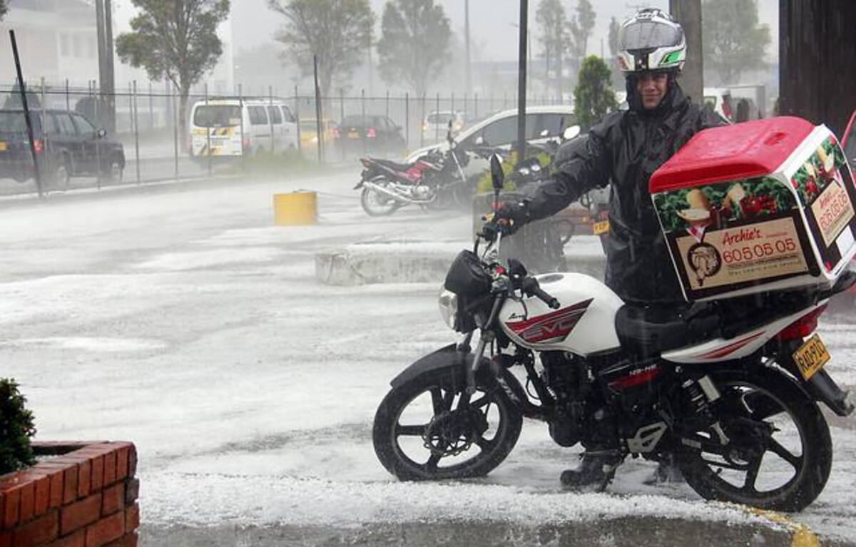 El barrio más afectado por el granizo es Alamos Norte, que presenta grandes cantidades de hielo en las calles y encharcamientos en sus vías.
