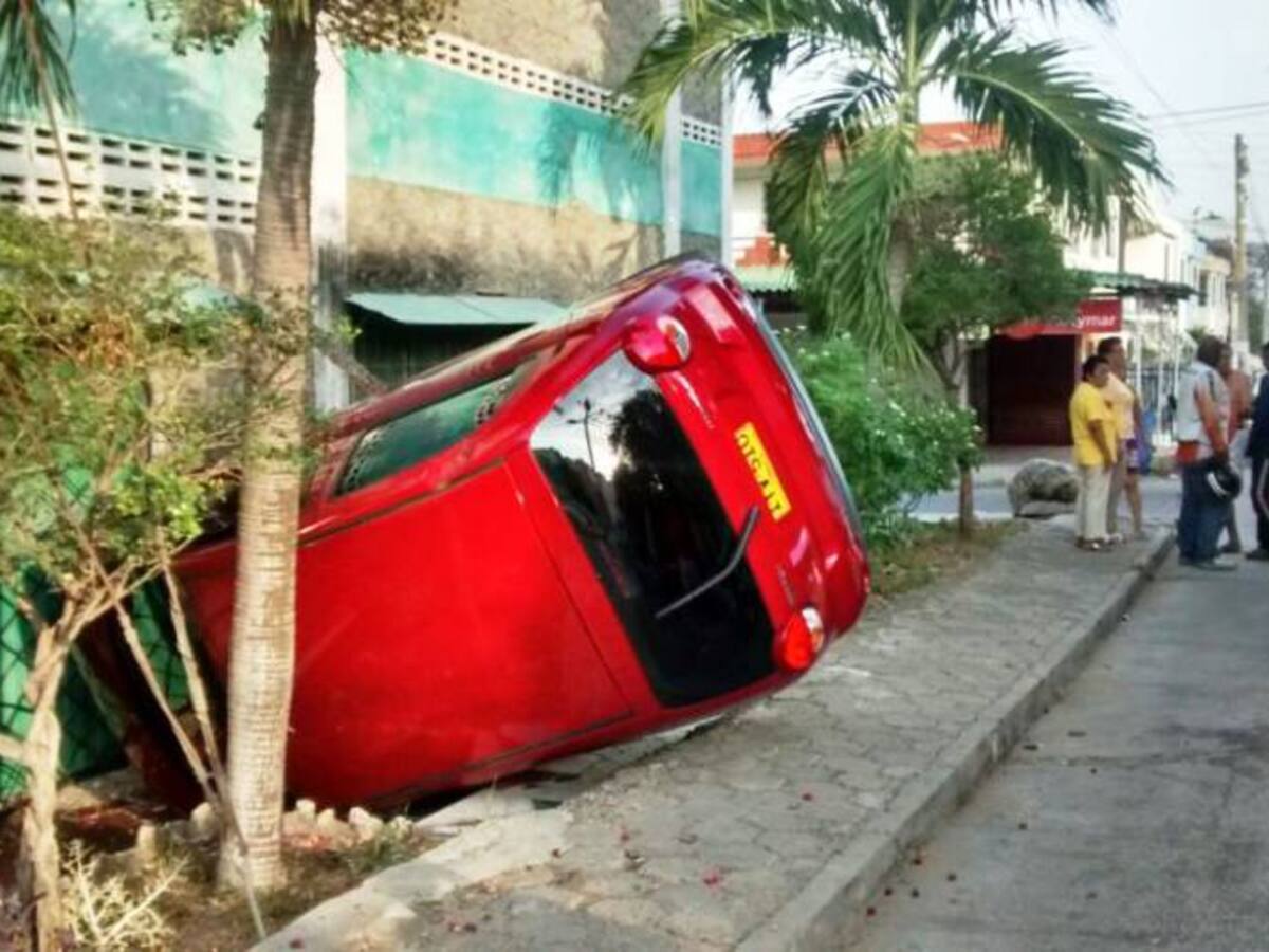 Aparatoso accidente de vehículo contra iglesia en el sur de Cartagena