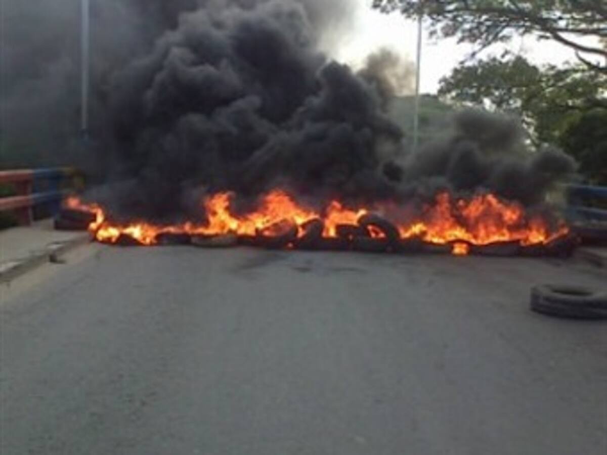 Contrabandistas bloquean puente internacional en Cúcuta por controles de las autoridades