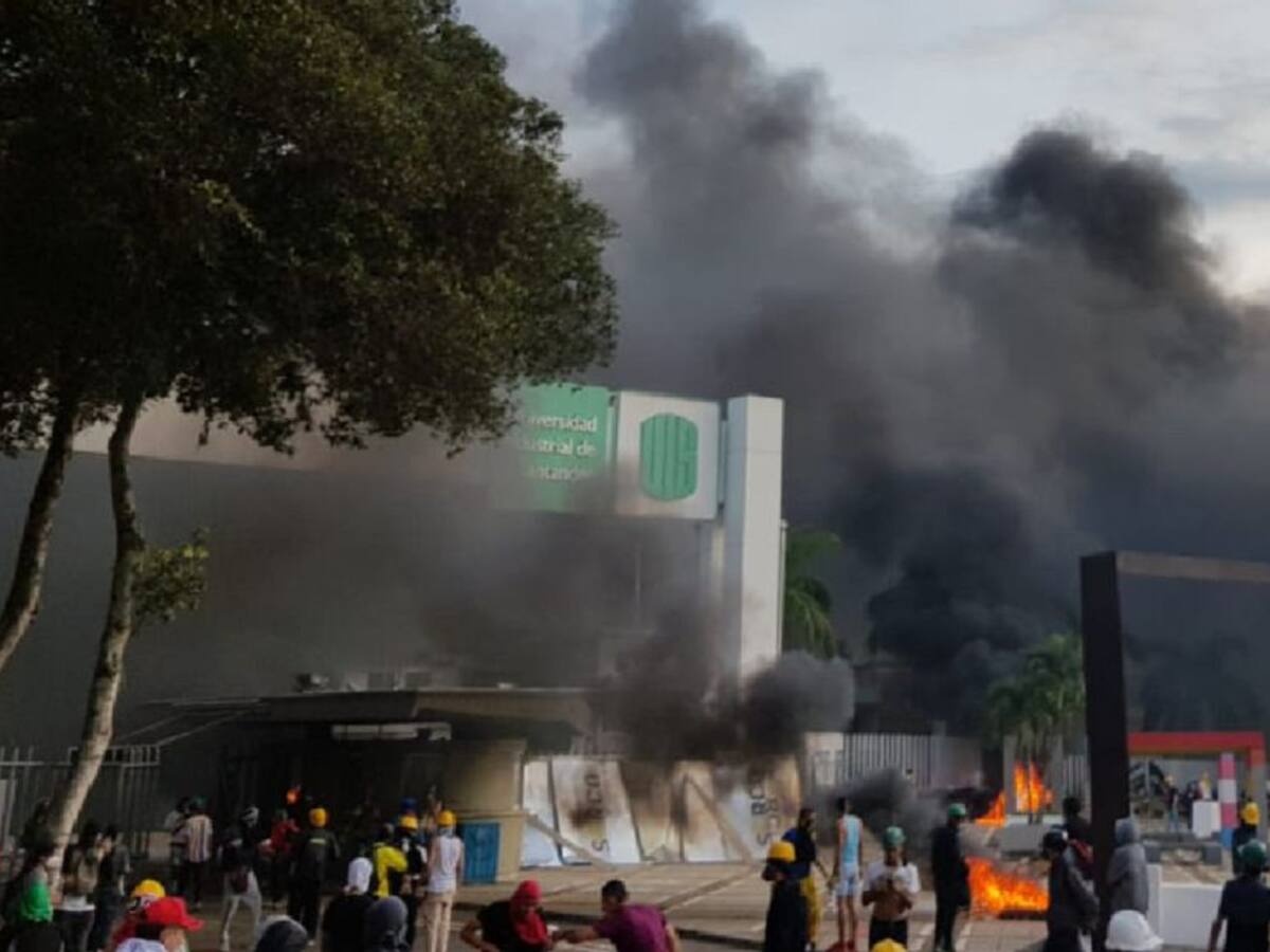 Saquean la UIS y vandalizan su estructura