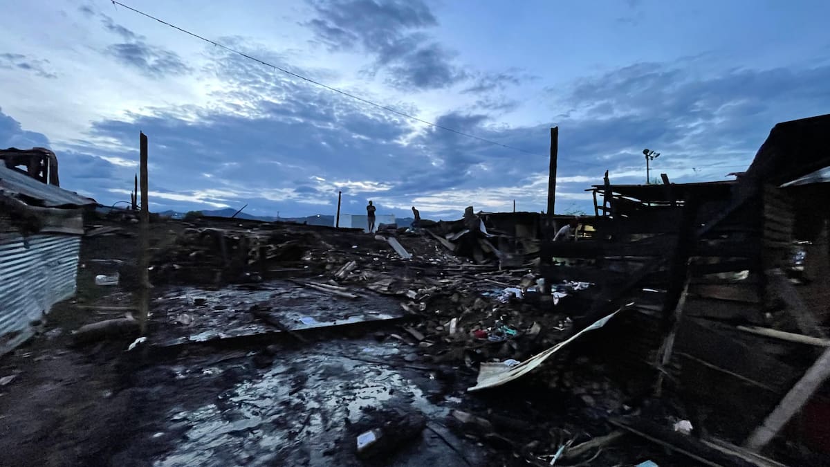 Más de 60 personas damnificadas y más de 20 viviendas afectadas, dejó incendio en invasión
