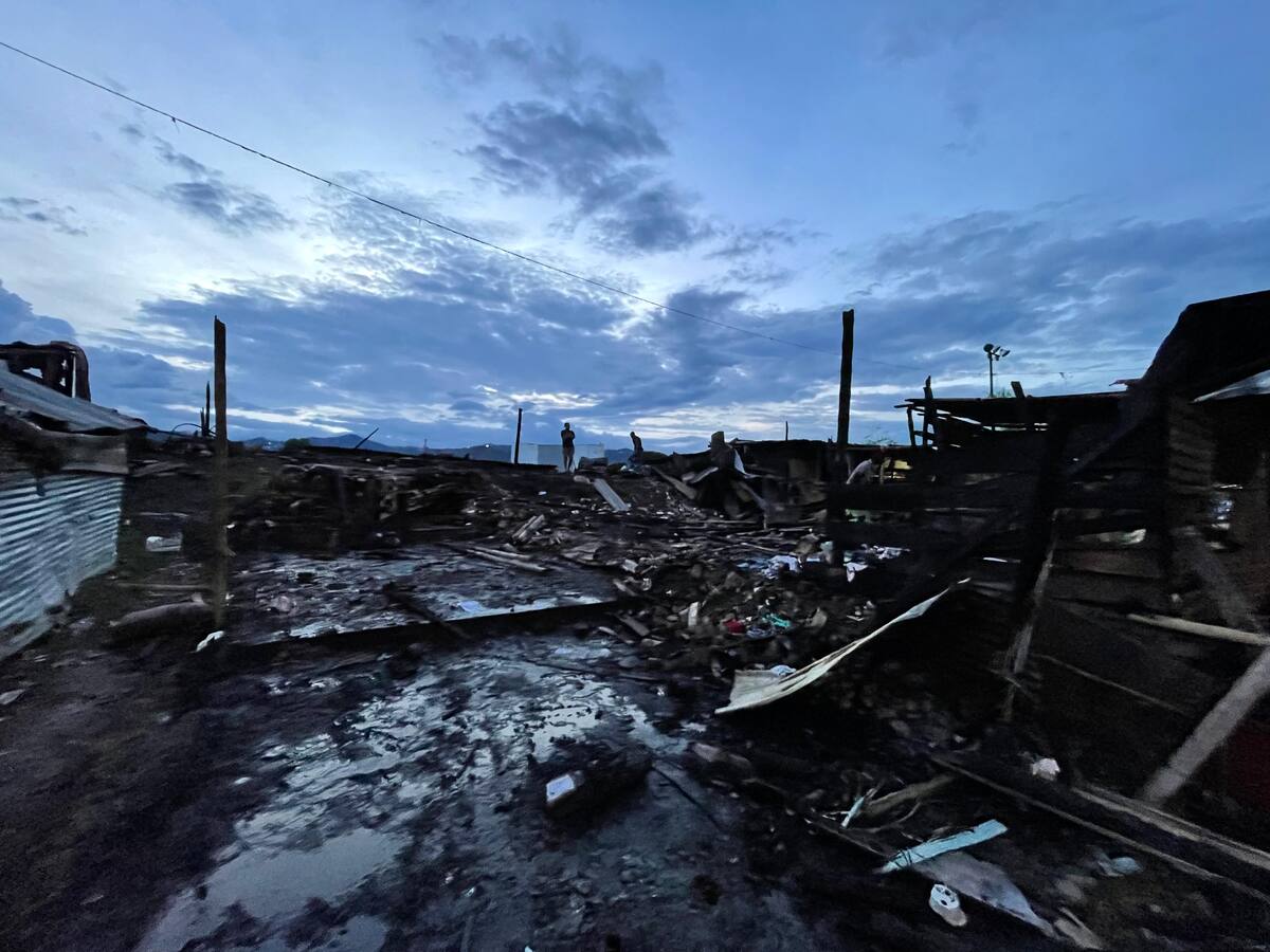Más de 60 personas damnificadas y más de 20 viviendas afectadas, dejó incendio en invasión
