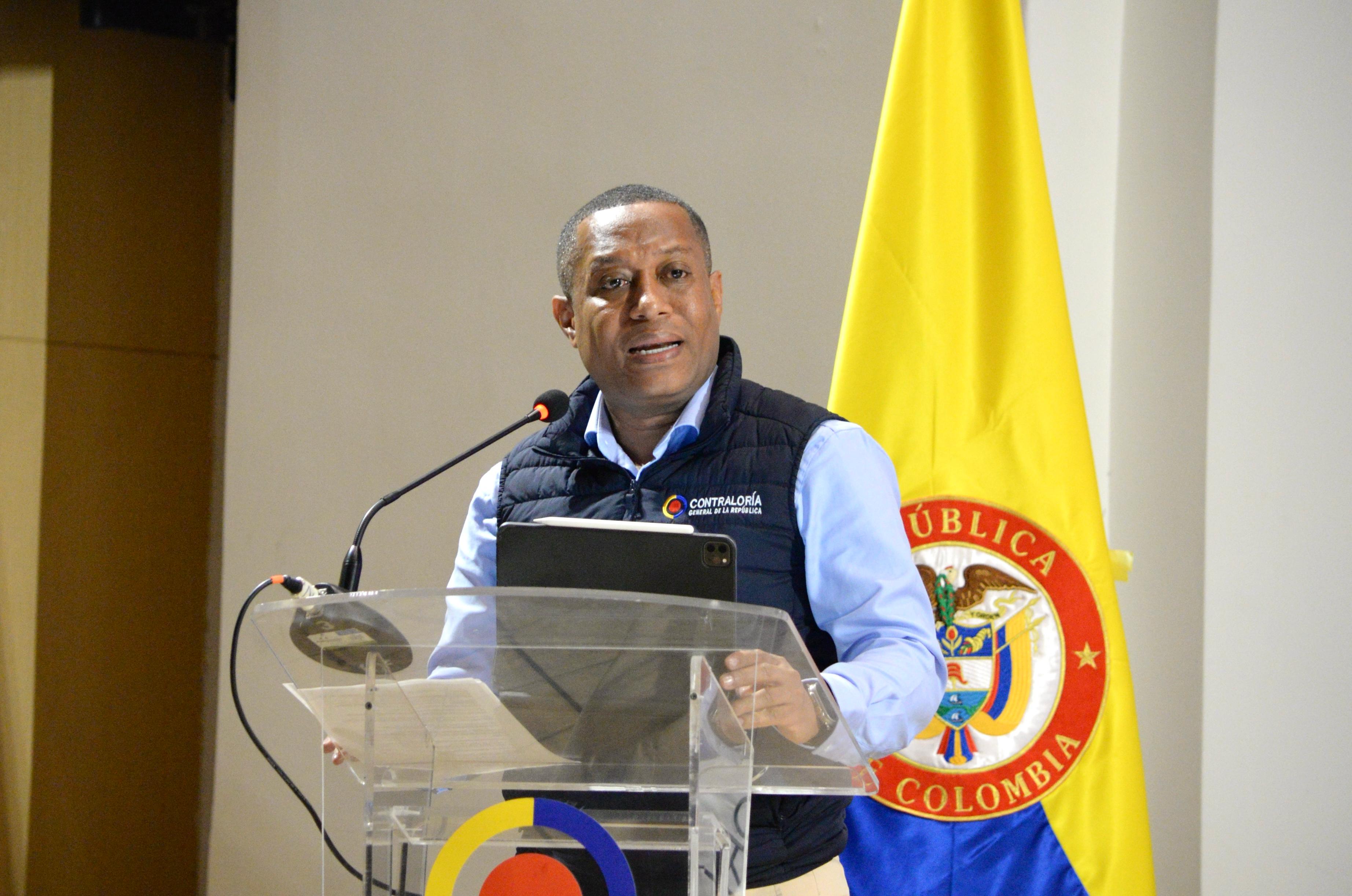 Foto del Contralor General de la República (E), Luis Enrique Abadía García, durante el foro sobre infraestructura educativa en Colombia - Cortesía Contraloría General