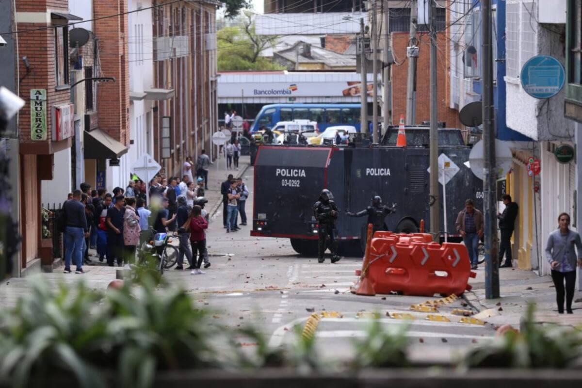 El ESMAD y la tanqueta en una de las calles aledañas a las universidades. 