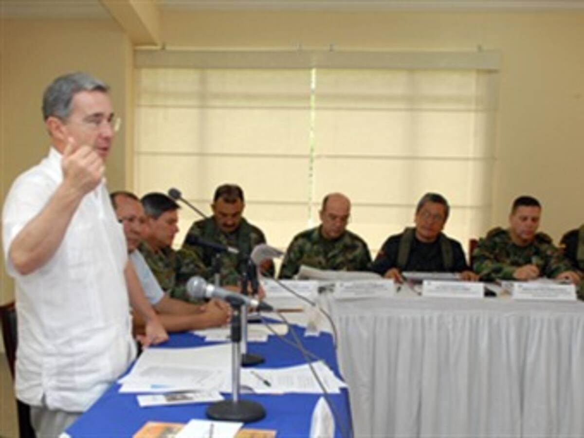 Uribe afirma que 'Colombia no va a aceptar el chantaje' de gobiernos extranjeros