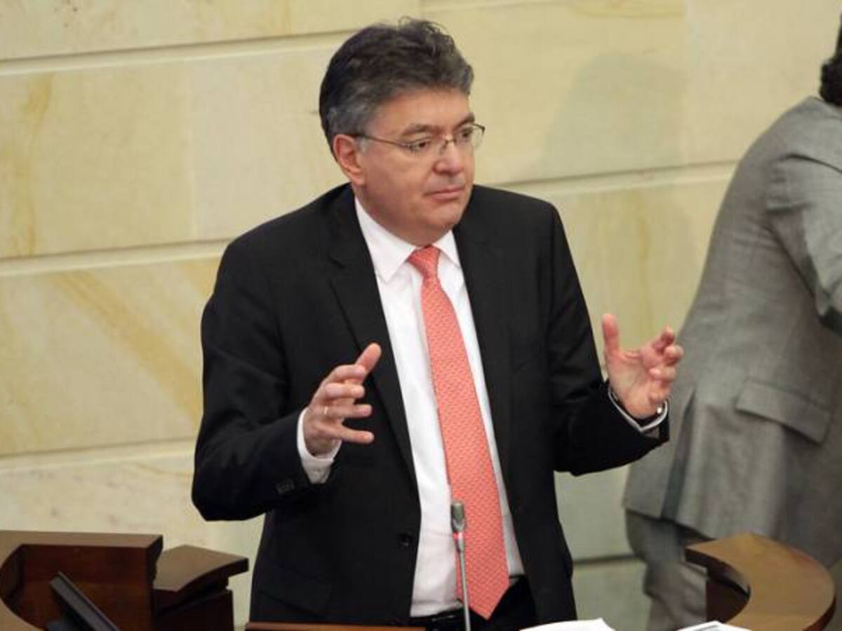 Próxima reforma tributaria tiene que incluir un aumento en el IVA